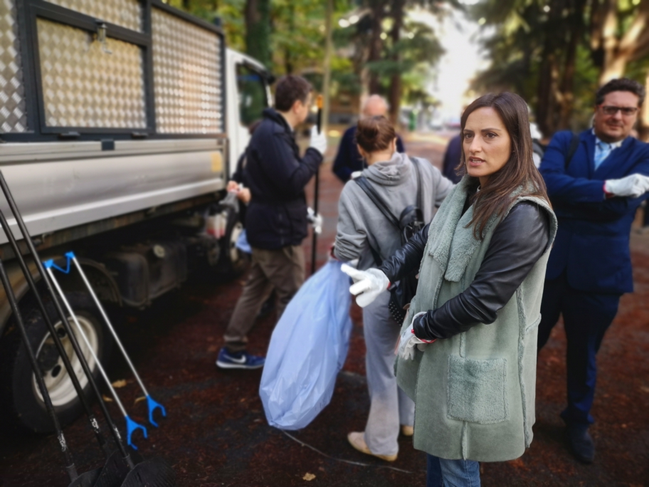 Gallarate: pulizie al parco per sdebitarsi del reddito di&nbsp;cittadinanza